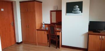 Фото номера Двухместный номер с 2 отдельными кроватями и видом на город Отель Hotelik City г. Гнезно 3