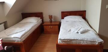 Фото номера Двухместный номер с 2 отдельными кроватями и видом на город Отель Hotelik City г. Гнезно 4