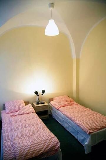 Фото номера Односпальная кровать в двухместном общем номере № 8 Хостелы Hostel Staromiejski г. Гнезно 2