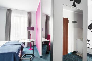 Фото номера Стандартный номер с 2 односпальными кроватями и диваном Отель Ibis Styles Gniezno Stare Miasto г. Гнезно 2