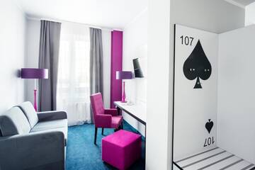 Фото номера Стандартный номер с 2 односпальными кроватями и диваном Отель Ibis Styles Gniezno Stare Miasto г. Гнезно 5